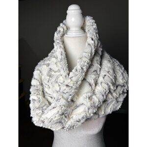NEW Anthropologie Madison 88 White Grey Faux Fur Textured Infinity Scarf  Cozy